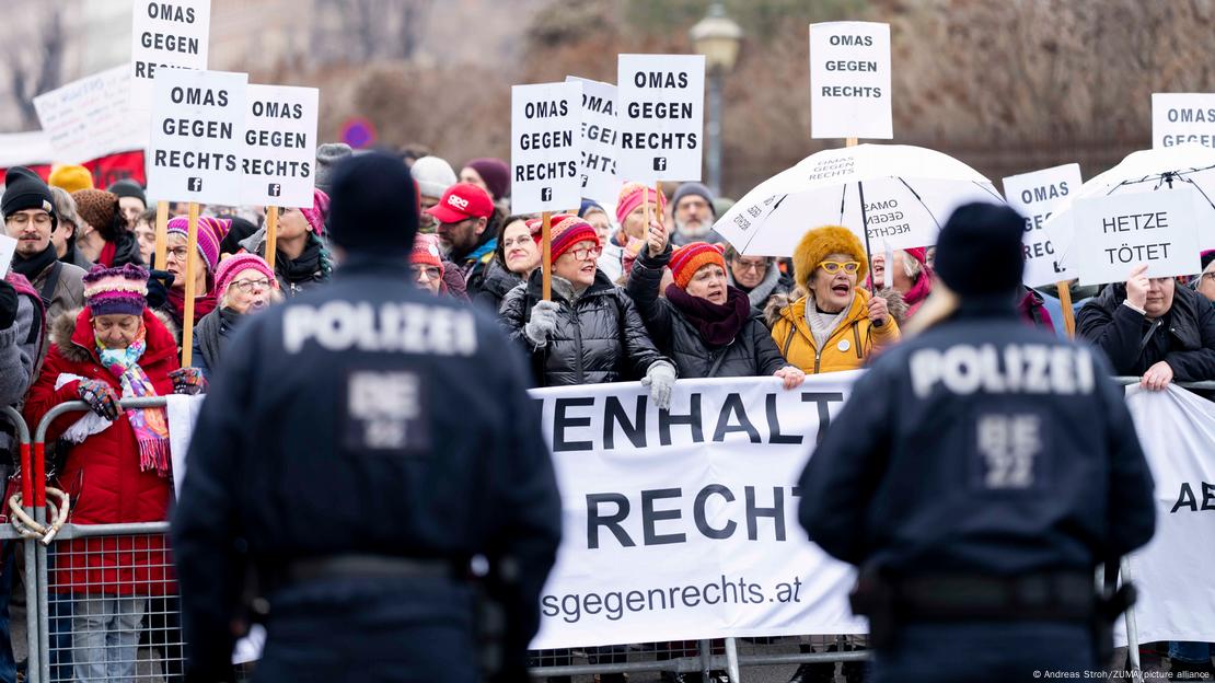 FPÖ lideri Kickl, protesto ediliyor.